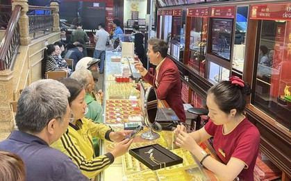 Giá vàng lao như 'con tàu không phanh', nhà đầu tư không nên leo lên lúc này