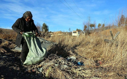 Cụ bà nhặt rác mang 35 tỷ đồng đi làm từ thiện, nhân viên ngân hàng bí mật báo cảnh sát