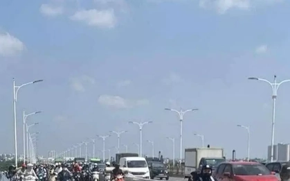 Hà Nội: Hai xe máy va chạm trên cầu Vĩnh Tuy, một người tử vong