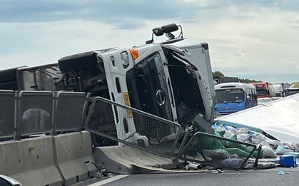 Xe tải tông dải phân cách, lật chắn ngang tuyến cao tốc Vĩnh Hảo - Phan Thiết