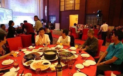 Đi họp lớp, người bạn là giám đốc xin đồ ăn thừa gói mang về, ngày hôm sau sự thật được tiết lộ khiến tất cả hổ thẹn