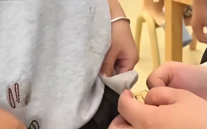 Phát hiện túi quần học sinh có vết dầu kỳ lạ, cô giáo mầm non lại xem rồi xúc động: Em là đứa bé hiếu thảo!