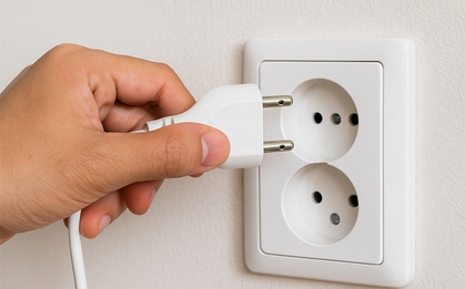 Lỗ tròn trên phích cắm điện để làm gì?