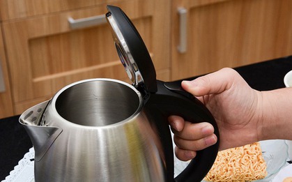 Nhà nào hay đun nước bằng ấm điện phải cẩn thận: Dùng càng lâu càng hại sức khoẻ