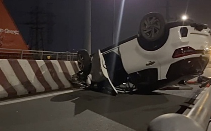 Điều tra vụ ô tô màu trắng "phơi bụng" trên cầu Bình Lợi, TP HCM