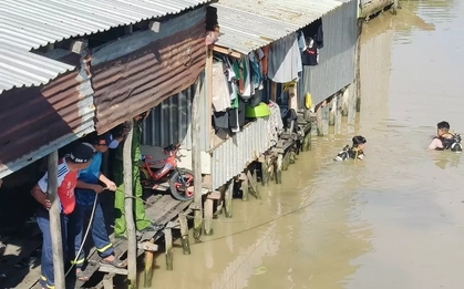 Tìm kiếm bé 4 tháng tuổi nghi rơi xuống kênh ở An Giang