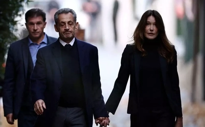 Cựu tổng thống Pháp nắm tay vợ trên đường đến nhà tù