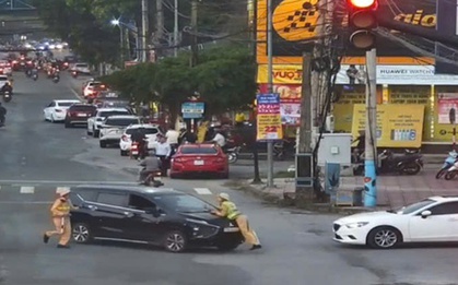 VIDEO: Thiếu tá CSGT bị ô tô tông, bám nắp ca-pô