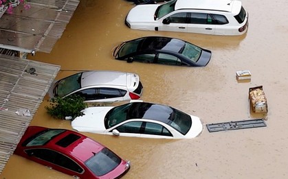 Choáng với hóa đơn 9 chữ số sửa chữa ô tô ngập nước, bằng 90% giá xe mới: Bảo hiểm có bồi thường?