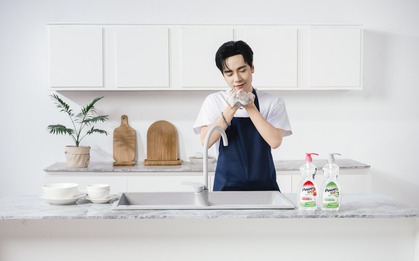 Quang Hùng MasterD khiến fan thích thú khi rửa chén, lau nhà, xung phong trở thành “trai đảm trăm điểm”