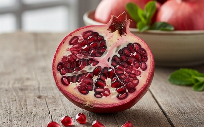 Ai nên hạn chế ăn lựu?