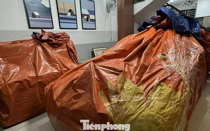 Người dân Đà Nẵng dùng bạt bọc kín ô tô đề phòng ngập lụt do bão số 12