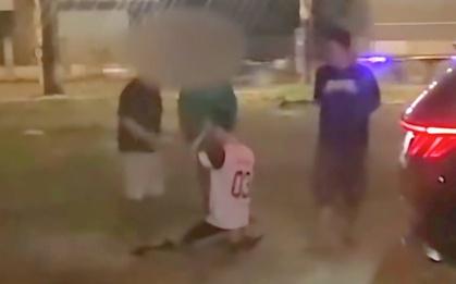 Một thanh niên bị tát tới tấp vào mặt, bắt quỳ gối giữa đường