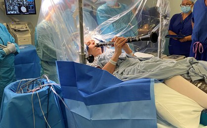 Người phụ nữ thổi kèn trong suốt ca phẫu thuật não kéo dài 4 tiếng