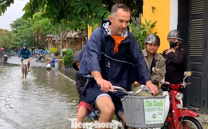 Nước sông Hoài tràn phố cổ Hội An, du khách thích thú đạp xe, lội nước lũ
