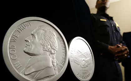 Không phải vàng, bạc, người đàn ông chất đầy kho với 39 tấn đồng xu kim loại này để ‘chống lạm phát’: Kẻ chê vô nghĩa, người bênh vực ‘đừng dạy nhà giàu dùng tiền’