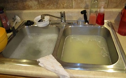 Đổ nước nóng vào bồn rửa bát: Hành động tưởng vô hại nhưng lại gây ra 2 nguy hiểm lớn