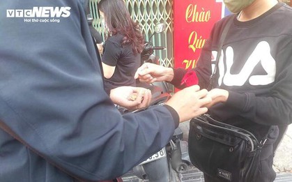 Khách vội bán vàng khi giá giảm kỷ lục, 'cò' lập tức thu mua sạch
