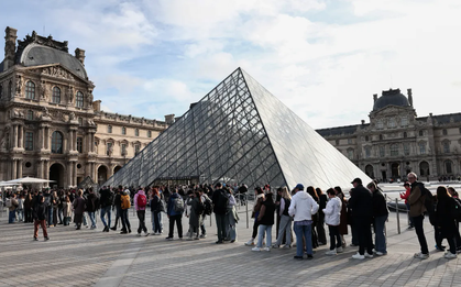 Bảo tàng Louvre mở cửa trở lại sau vụ trộm gây chấn động