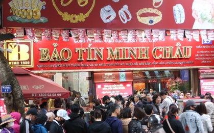 Lo giá vàng giảm nữa, nhiều người tiếp tục mang đi bán