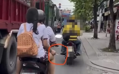 CSGT TPHCM xác minh clip nữ sinh đầu trần, phì phèo thuốc lá trên xe máy