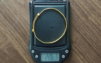 Rửa vòng vàng cho sạch, cân lên "bỗng" nhẹ đi 5,33g: Lộ tẩy chiêu thức tinh vi cướp vàng trắng trợn ngay trước mặt nạn nhân