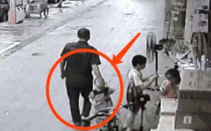 Bị kẻ buôn người kéo đi, đứa bé hoảng hốt nói 2 từ, ai ngờ thoát ngoạn mục!