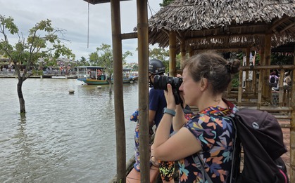 Du khách nước ngoài thích thú lội nước, 'săn' ảnh phố cổ Hội An ngày ngập lụt