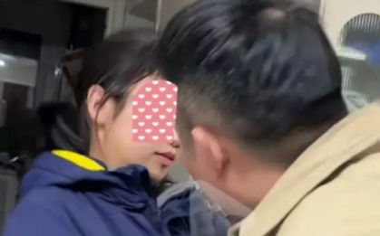 Xem xong "khoảnh khắc thân mật" của một gia đình, dân mạng lắc đầu nhắc nhở: "Con gái lớn rồi, đừng làm thế này nữa!"