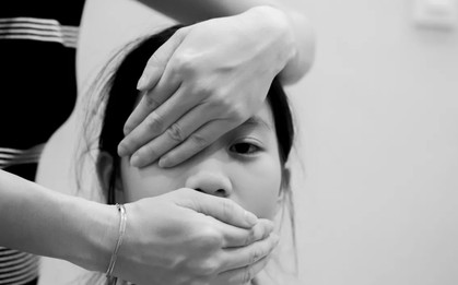 Bi kịch của những đứa trẻ bị bạo hành: Chúng sẽ lớn lên thế nào trong nỗi sợ về tình thân méo mó?