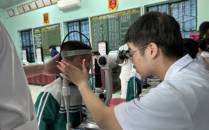 Bé trai 10 tuổi khẳng định "nhìn rõ", kết quả khám cận 10 độ!