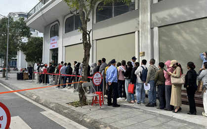 Xếp hàng từ 1h sáng chờ nộp hồ sơ mua nhà ở xã hội ngoại thành Hà Nội