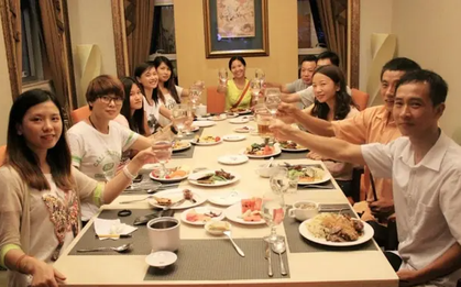 Đi họp lớp được hỏi tiền tiết kiệm, tôi trả lời 100 triệu đồng dù tài khoản có 2 tỷ: Về đến nhà, nhận được tin nhắn cả đời không thể quên