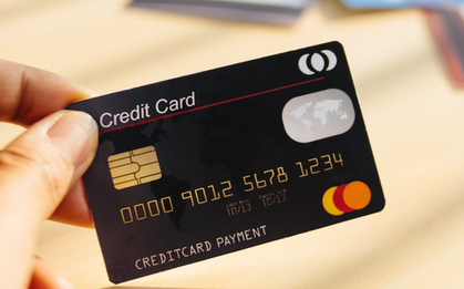 Dùng thẻ tín dụng thanh toán hơn 1 tỷ đồng, còn nợ hơn 50 triệu không trả, một người bị ngân hàng khóa thẻ vĩnh viễn và kiện ra tòa