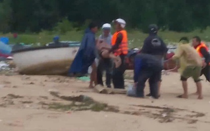 Tìm thấy thi thể 2 thiếu niên bị sóng cao ập vào cuốn trôi khi tắm biển