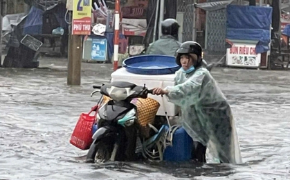 Phố biển Tuy Hoà ngập sau mưa lớn, người dân dò dẫm dắt xe trong ‘biển nước’