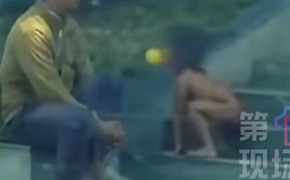 Bố cử nhân, mẹ thạc sĩ nuôi con thuận tự nhiên như người rừng: Không quần áo, đi bằng bốn chân và nhặt thức ăn