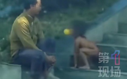 Bố cử nhân, mẹ thạc sĩ nuôi con thuận tự nhiên như người rừng: Không quần áo, đi bằng bốn chân và nhặt thức ăn