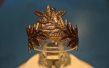 Vòng nguyệt quế mạ vàng của Quán quân Olympia 2025