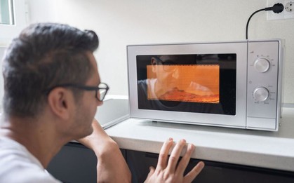 Dùng lò vi sóng 30 năm tôi mới biết tới nút "thần kỳ" này: Giúp thức ăn chín đều, ngon khó cưỡng