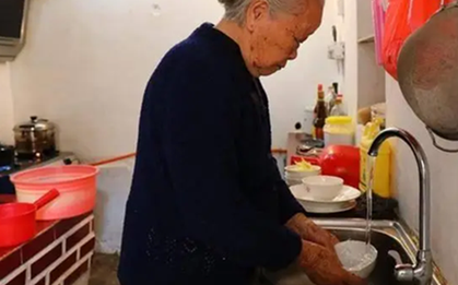 Một người rửa bát, cả nhà mắc bệnh? 4 thói quen rửa bát sai lầm, ai cũng nên bỏ ngay!