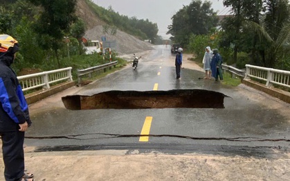 CLIP: "Hố tử thần" ở Đà Nẵng nuốt chửng xe máy, một người may mắn thoát chết