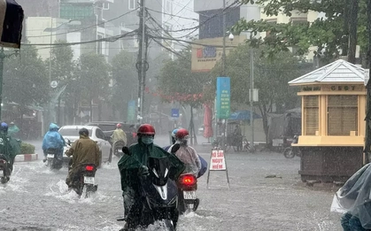 Mưa trắng trời gây ngập sâu, sạt lở ở Quảng Ngãi