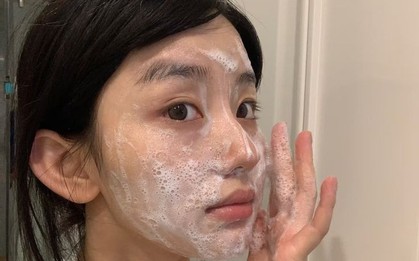 Chống lão hoá bắt đầu từ việc… đừng rửa mặt kỹ