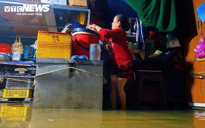 Mưa xối xả, nước sông lên nhanh, người dân TP Huế chạy lũ trong đêm