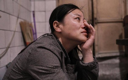 Người phụ nữ nuôi em gái thành luật sư, cho tiền mua nhà, cưới chồng, đến khi bệnh nặng xin ở nhờ, em đáp: "Nhà em đang có khách"