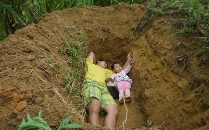 Con gái 2 tuổi mắc bệnh tan máu, người cha nghèo cùng quẫn đào huyệt mộ nằm với con mỗi ngày để "con ra đi không sợ hãi"