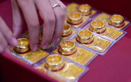 Hôm nay, một nhà vàng lớn tại Hà Nội thông báo: Khách hàng phải chờ 5 ngày mới được mua nhẫn tròn trơn lần tiếp theo