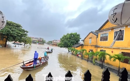 Phố cổ Hội An mênh mông nước, người dân và du khách di chuyển bằng thuyền