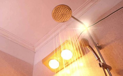 Đèn sưởi trong nhà tắm bốc cháy: Người mẹ tá hỏa ôm con chạy thoát, nhanh trí làm 1 việc ngay lập tức